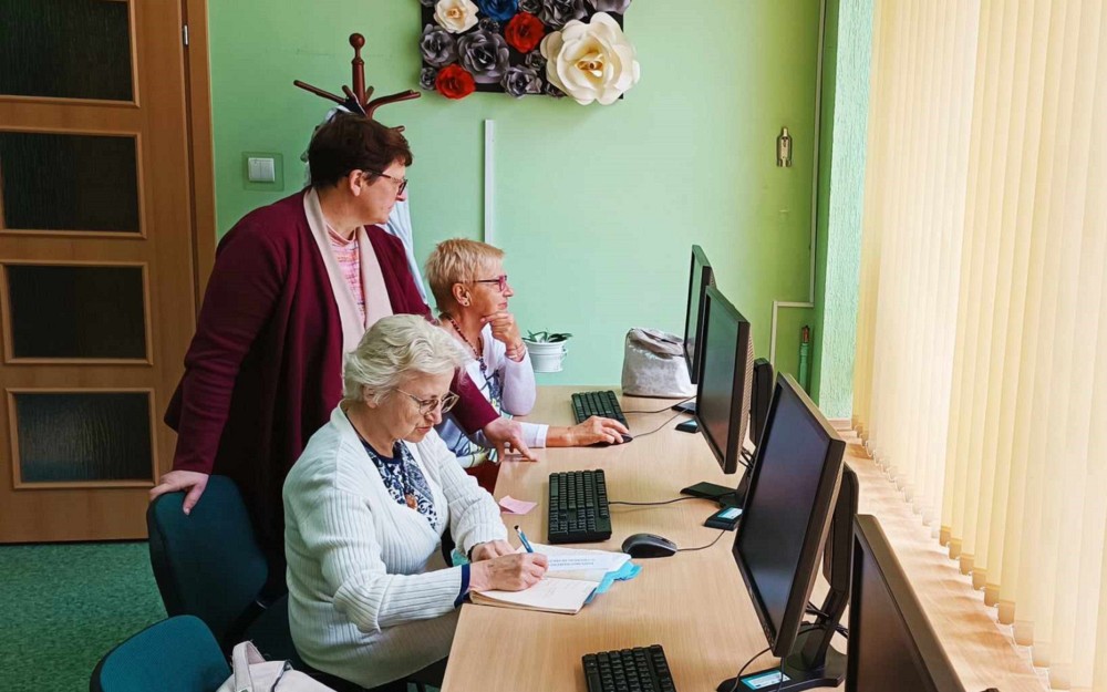 uczestniczy ćwiczą przy komputerach