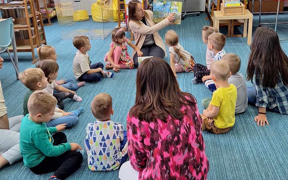 bibliotekarka czyta opowiadanie dzeciom