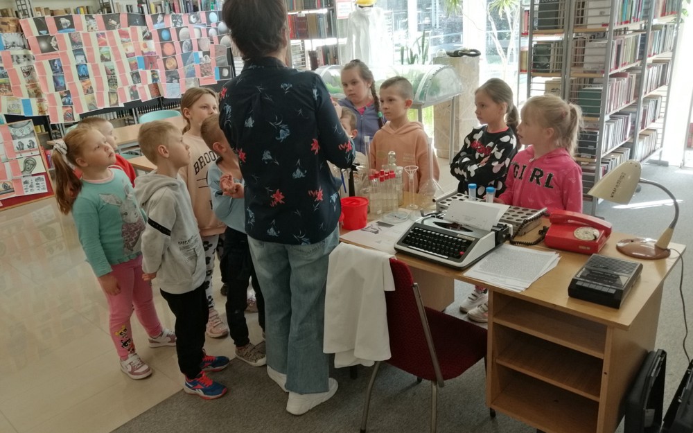 Ewa Kokocińska w otoczeniu przedszkolaków opowiada o eksperymentach