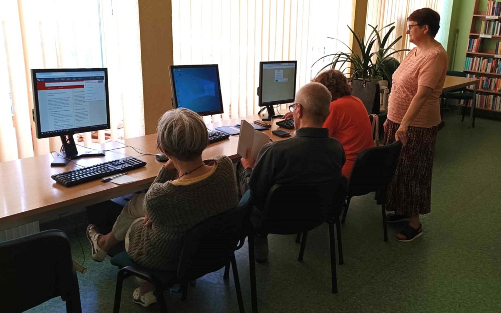 uczestniczy ćwiczą przy komputerach
