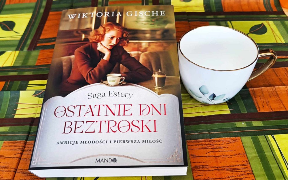 na zdjęciu książka