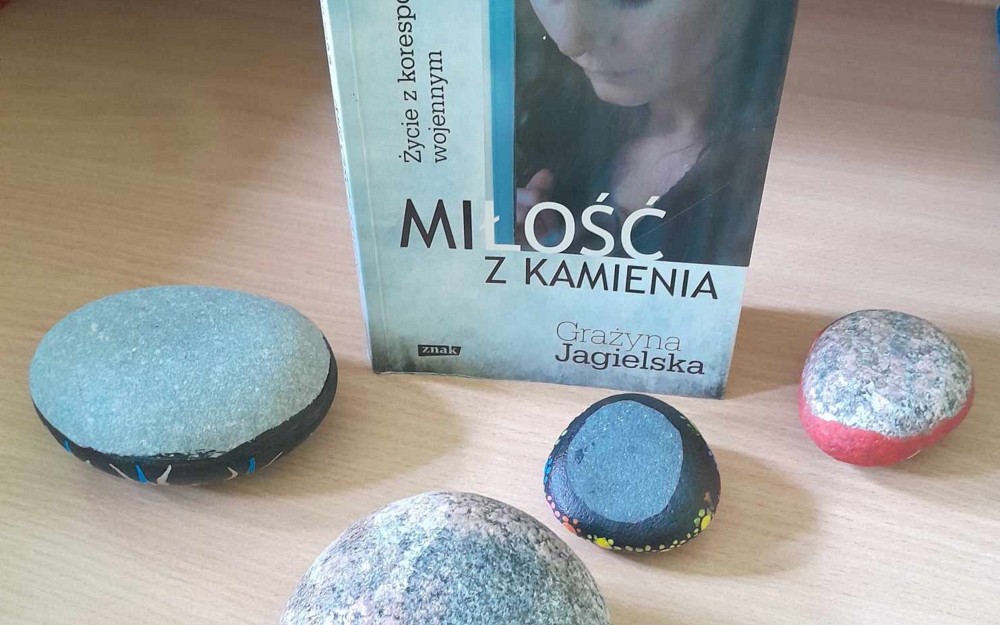 na zdjęciu książka
