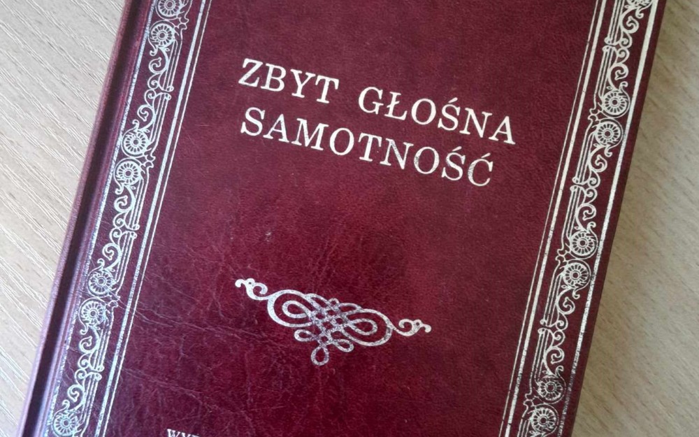 na zdjęciu książka