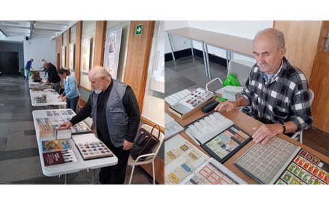 Kolekcjoner przy swoi stanowisku.