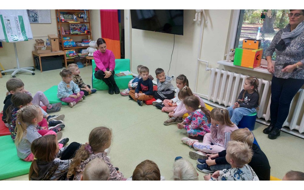 Bibliotekarka rozmawia z dziećmi