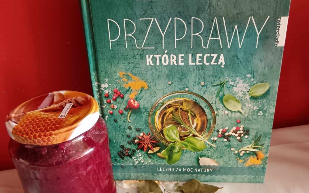 na zdjęciu książka