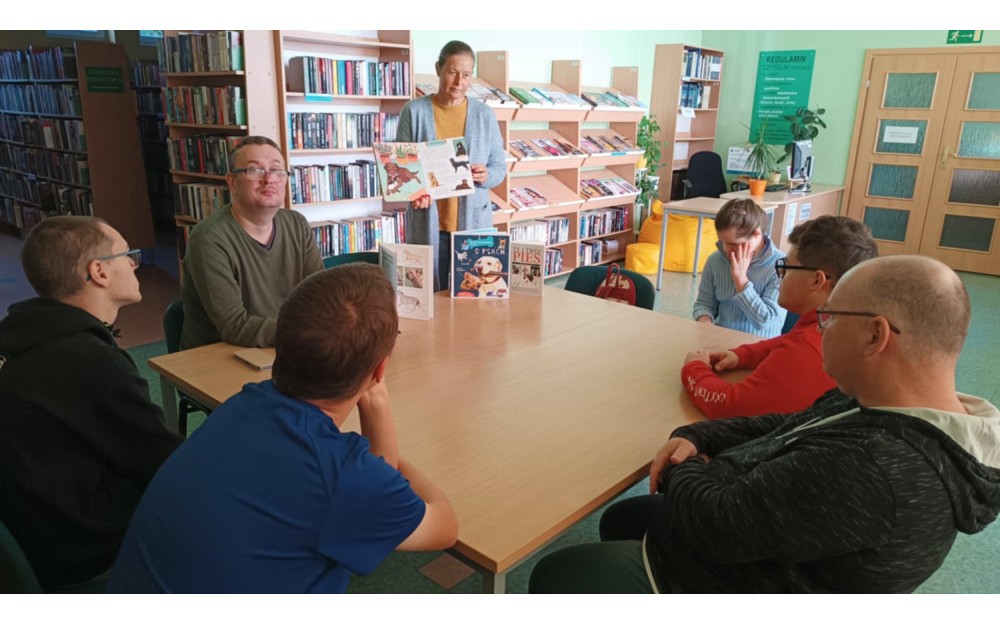 Wspólne czytanie książki i rozmowa o psach