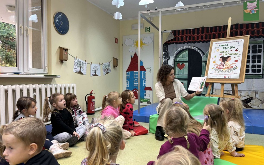 Bibliotekarka czyta dzieciom książkę