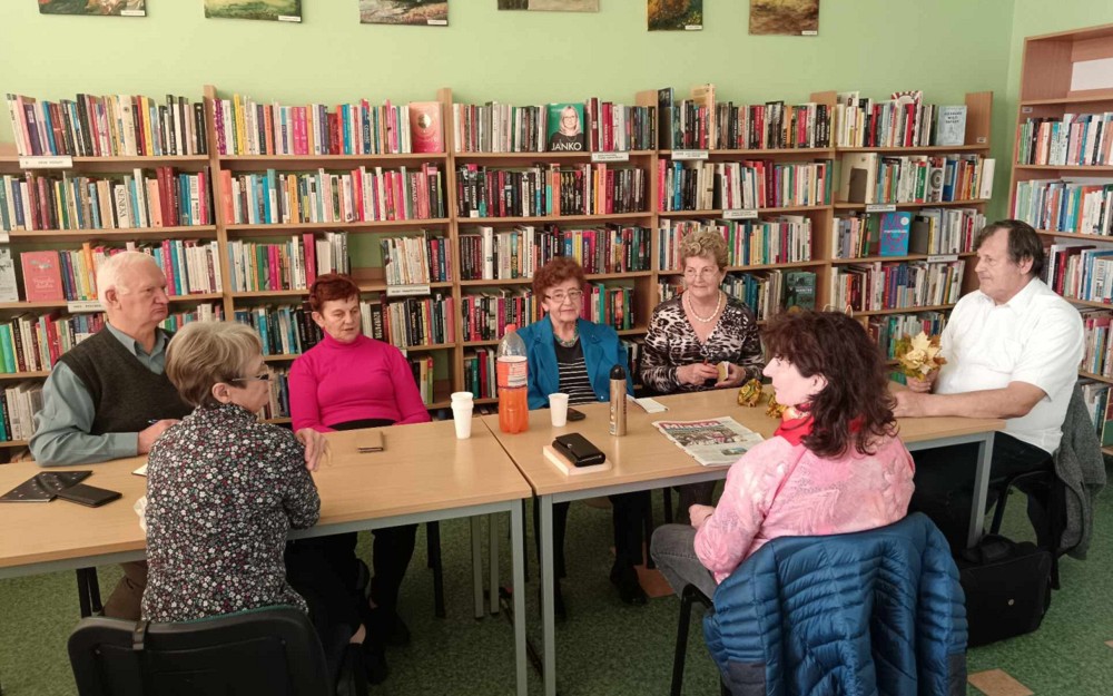 Seniorzy rozmawiają