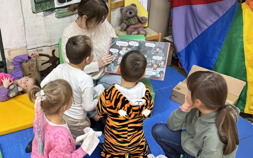 Bibliotekrarka czyta dzieciom książkę
