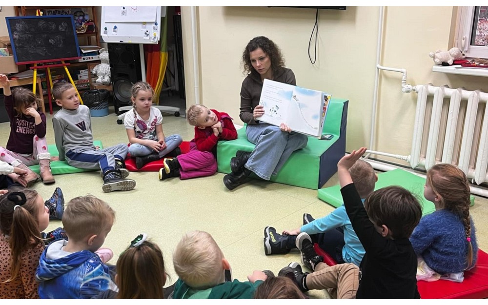 Bibliotekarka czyta dzieciom książkę