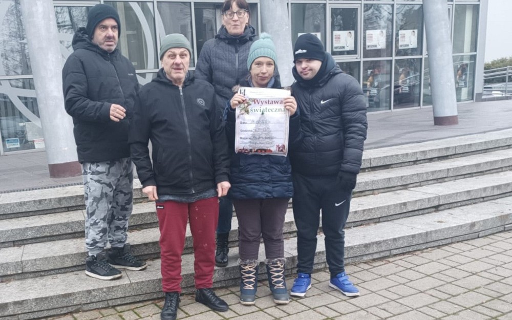 Zdjęcie przedstawia podopiecznych Środowiskowego Domu Samopomocy