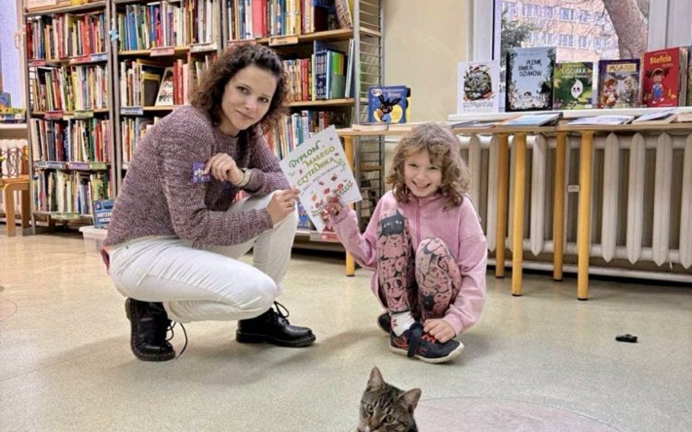Basia i bibliotekarka prezentują dyplom