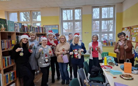 Panie z "Robótkowa" stoją i prezentują swoje drobne upominki świąteczne