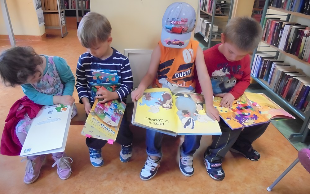 DZIECI Z PRZEDSZKOLA „PRZYJACIEL DZIECKA TPD” W BIBLIOTECE