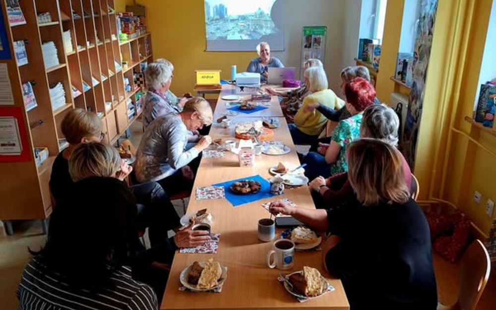 Na zdjęciu spotkanie COOLturalnych 6 - Ania opowiada uczestniczkom o swojej podróży do Korei Południowej