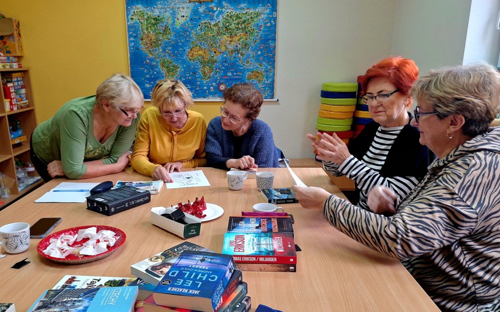 Na zdjęciu spotkanie COOLturalnych 6 - dziewczyny omawiają cechy poszczególnych typów osobowościowych