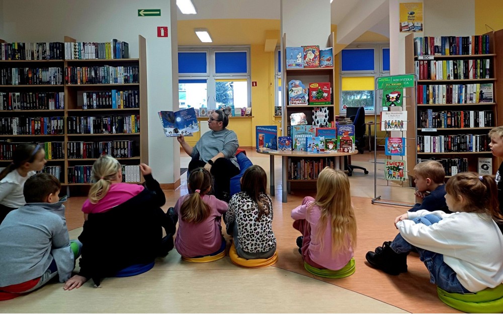 Na zdjęciu Gosia czyta dzieciom ze świetlicy szkolnej SP 18