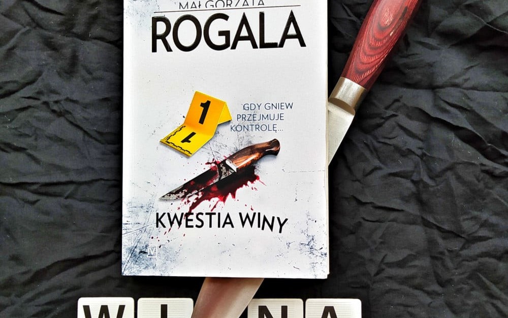 na zdjęciu książka
