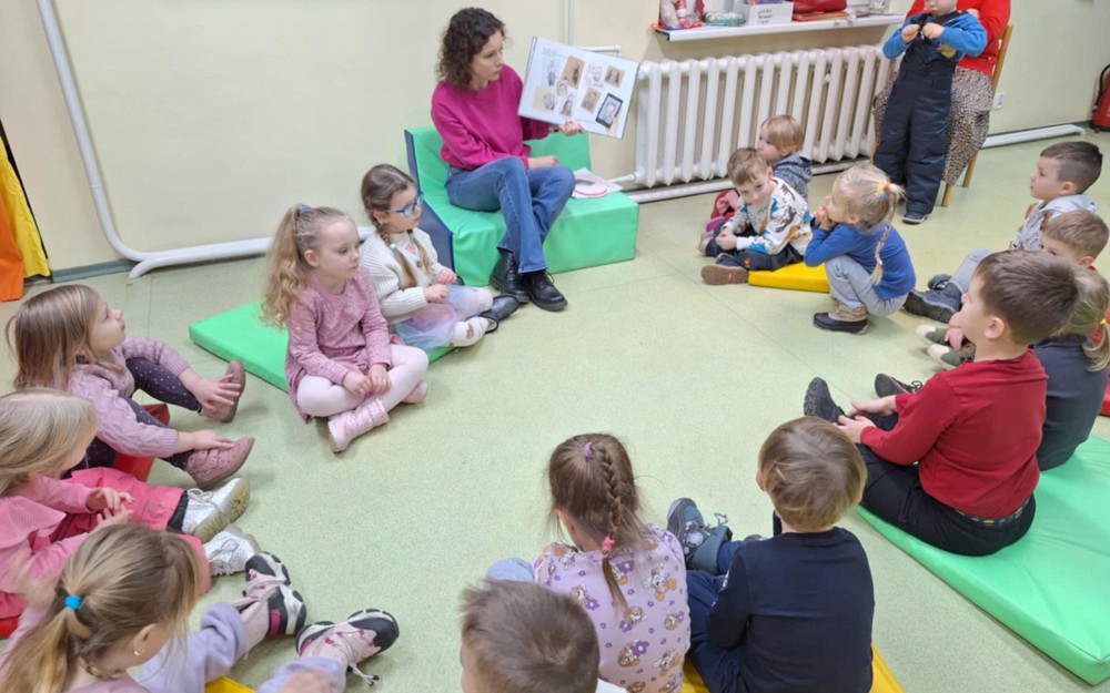Bibliotekarka czyta dzieciom książkę