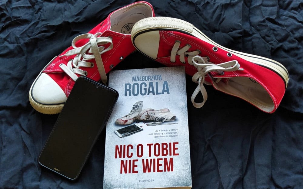 na zdjęciu książka