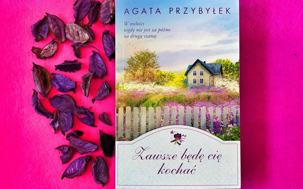 na zdjęciu książka