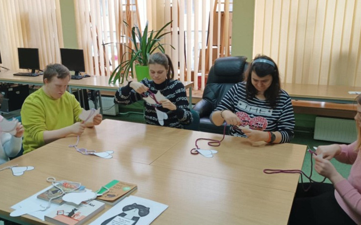 Uczestnicy podczas wykonywania prac plastycznych
