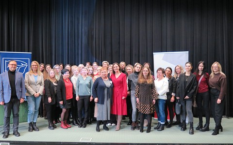 Zdjęcie grupowe uczestników Powiatowej konferencji "Biblioteki powiatu koszalińskiego przez lata zawsze na czasie"