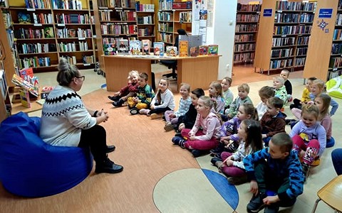 Dzieci z grupy przedszkolnej Smerfy rozpoczynają zajęcia ph. ZAWODOWCY czyli co z ciebie wyrośnie