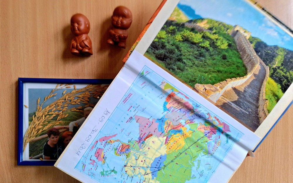 Na zdjęciu pamiątki z podróży do Chin