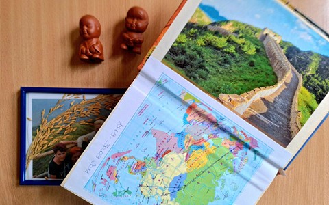 Na zdjęciu pamiątki z podróży do Chin