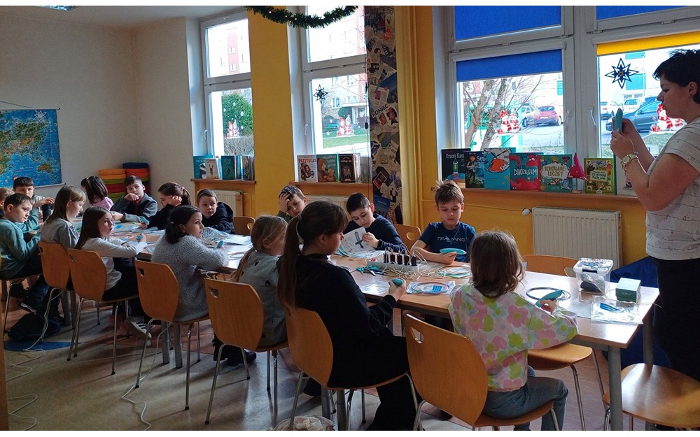Na zdjęciu grupa uczestników zajęć feryjnych rozpoczyna pracę z długopisami 3D