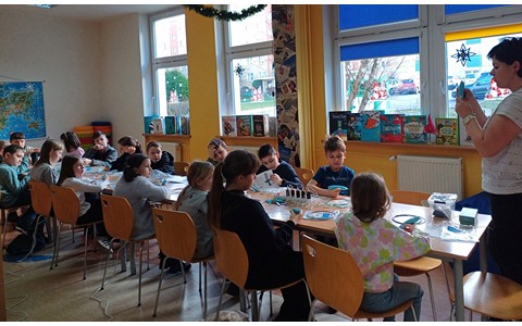 Na zdjęciu grupa uczestników zajęć feryjnych rozpoczyna pracę z długopisami 3D