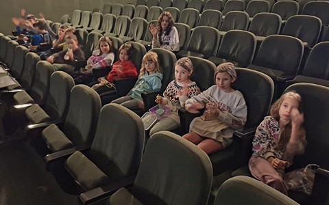 Feriowicze w bibliotecznym kinie