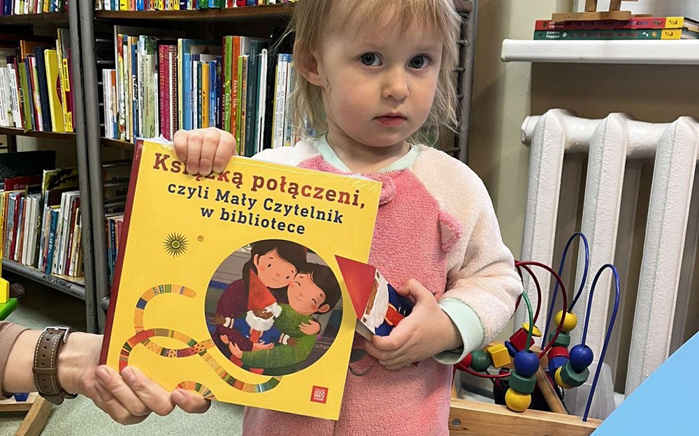 Dziewczynka pozująca do zdjęcia