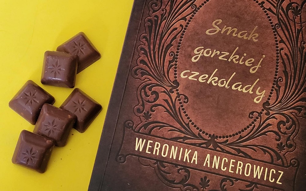 na zdjęciu książka