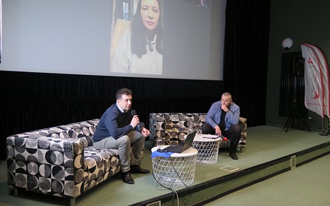 Igor Żytka (po lewej), Olga Solarz (na ekranie) i Piotr Pawłowski na scenie KBP, widok od strony publiczności.