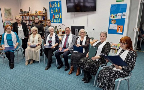 grupa teatralna pozuje do zdjęcia z bibliotekarką