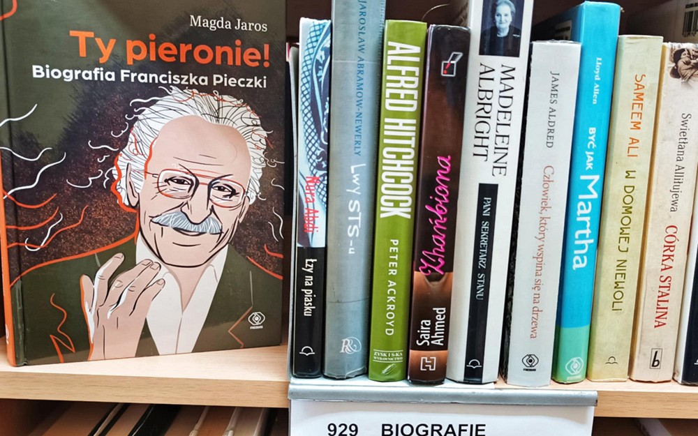 na zdjęciu książka