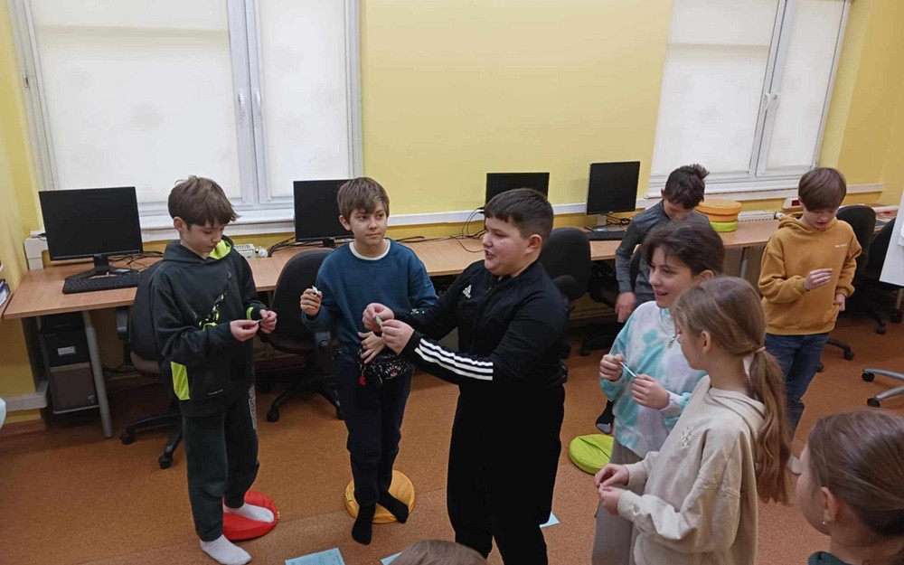 Młodzież podczas zabawy na skojarzenia