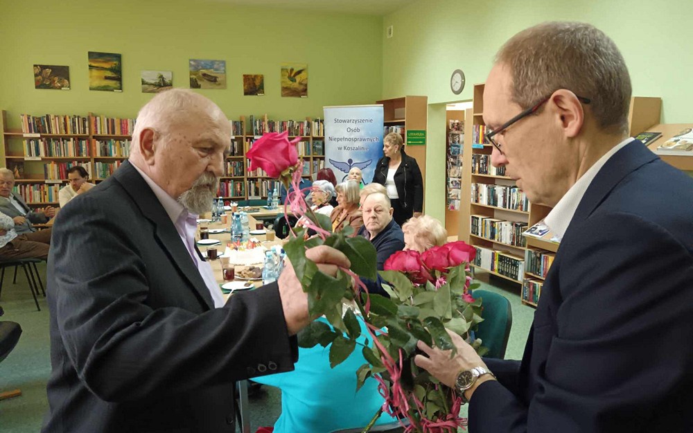 Panowie z Ikara z kwiatami