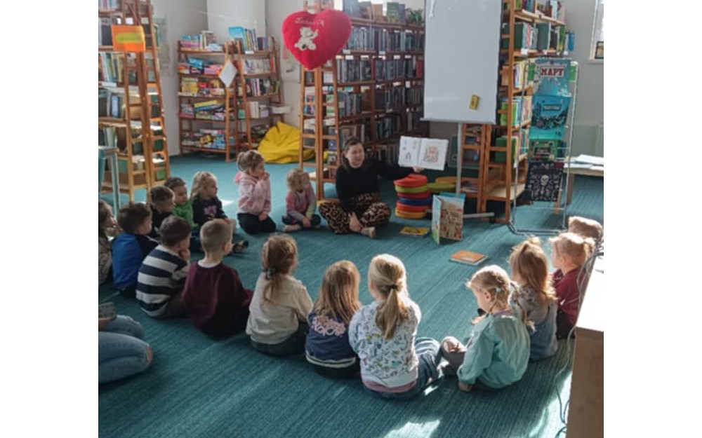 bibliotekarka czyta opowiadanie dzeciom