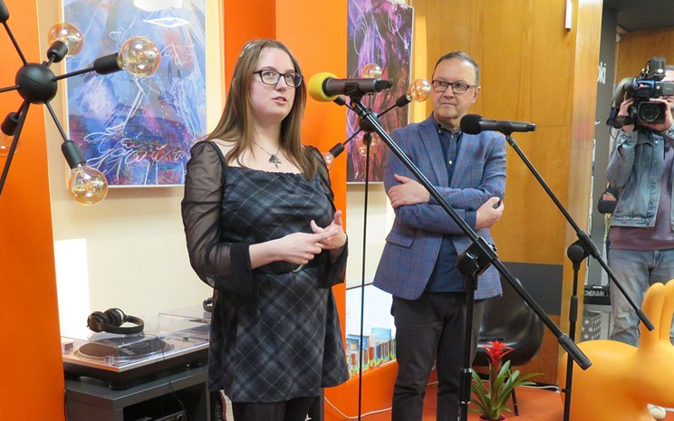 Alesandra Skrzycka i dyrektor KBP Dariusz Pawlikowski otwierają wystawę.