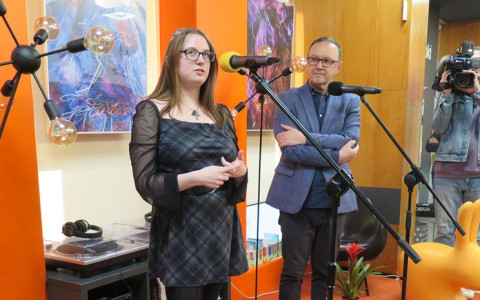Alesandra Skrzycka i dyrektor KBP Dariusz Pawlikowski otwierają wystawę.