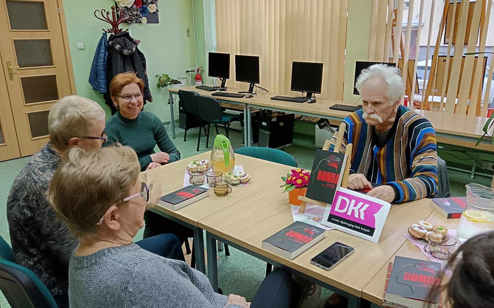 Uczestnicy rozmawiają o książce Krew w piach