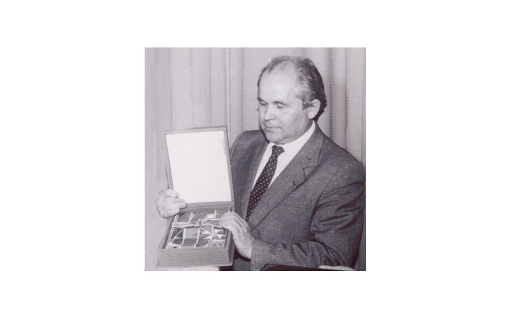 dyrektor Zenon Jonca z odznaczeniem dla biblioteki