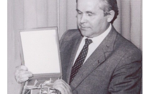 dyrektor Zenon Jonca z odznaczeniem dla biblioteki