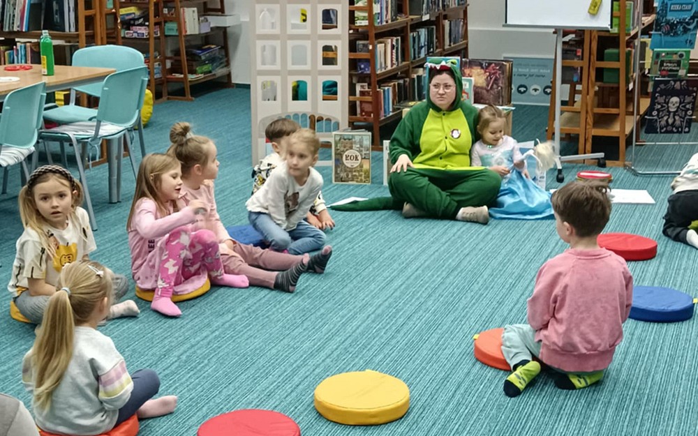 bibliotekarka rozmawia z dziećmi