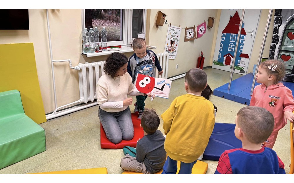 Bibliotekarka czyta dzieciom ksiązkę