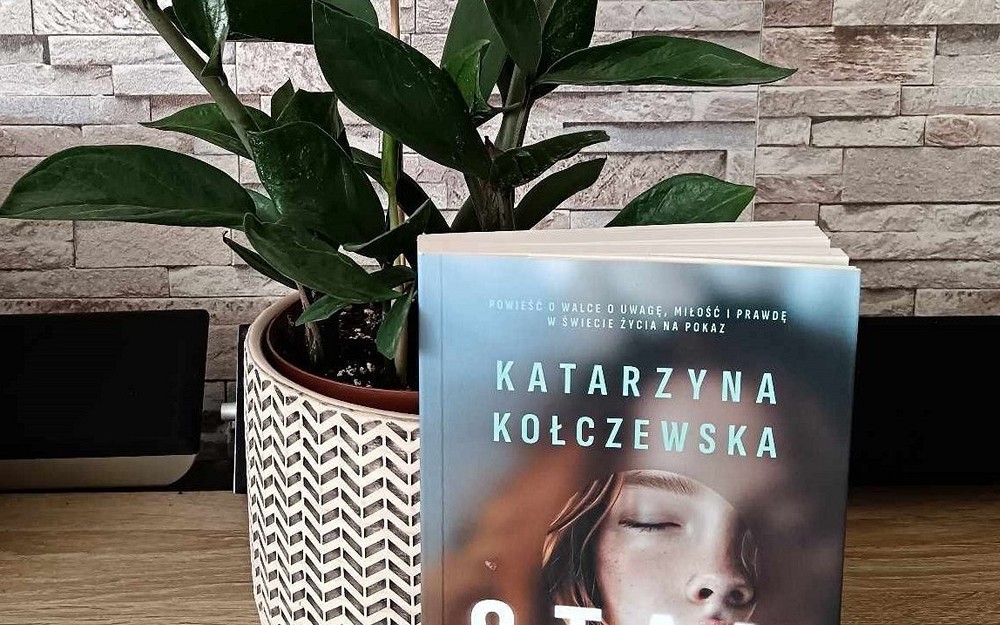 na zdjęciu książka